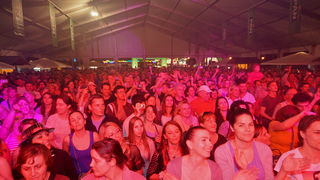 Zvuci klapske pjesme, riba na mnoštvo načina, sretna lica posjetitelja slika su ribljeg dana na prvom Jarun Piknik festivalu. Tomislav Bralić i klapa Intrade, Marijan Ban i Diktatori u Zagreb su donijeli dašak svježeg morskog zraka.