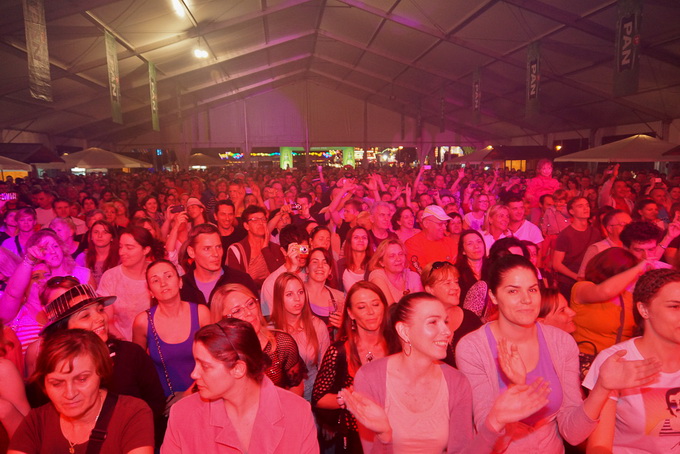 Zvuci klapske pjesme, riba na mnoštvo načina, sretna lica posjetitelja slika su ribljeg dana na prvom Jarun Piknik festivalu. Tomislav Bralić i klapa Intrade, Marijan Ban i Diktatori u Zagreb su donijeli dašak svježeg morskog zraka.