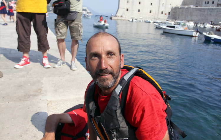 Dubrovnik, 030611.
Nakon 2500 km i dva mjeseca putovanja Welcome tim predvodjen Danielom Lackom stigao je u stari gradski Porat gdje ga je docekala limena glazba i mazoretkinje, a potom je ispred crkve Svetog Vlaha uprilicen program doceka, te u Luzi otvo Dubrovnik, 030611.
Nakon 2500 km i dva mjeseca putovanja Welcome tim predvodjen Danielom Lackom stigao je u stari gradski Porat gdje ga je docekala limena glazba i mazoretkinje, a potom je ispred crkve Svetog Vlaha uprilicen program doceka, te u Luzi otvo