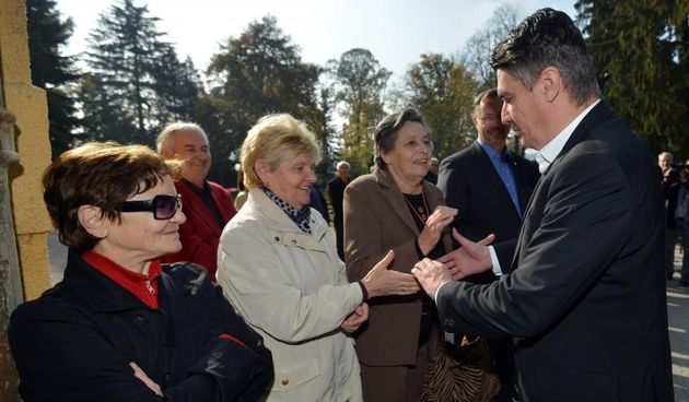 Premijer Zoran Milanovic u drustvu ministra Sinise Varge i Sinise Hajdas Doncica obisao je novoobnovljeni Odjel Sluzbe za produzeno lijecenje i palijativnu skrb u bolnici Novi Marof. Photo: Marko Jurinec/PIXSELL