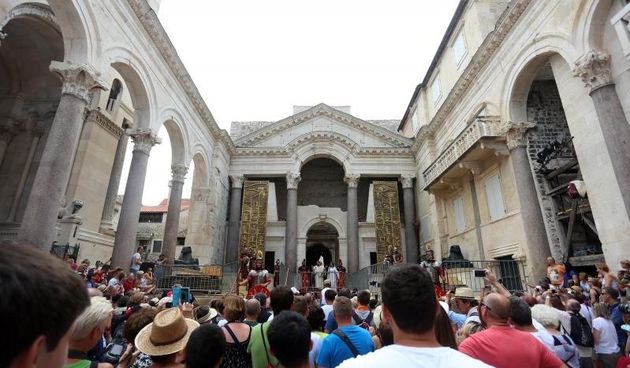 Split: Svakog dana car Dioklecijan i njegova supruga Priska pozdravljaju građane