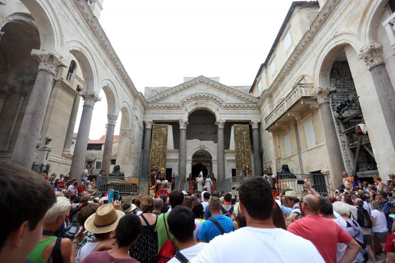 Split: Svakog dana car Dioklecijan i njegova supruga Priska pozdravljaju građane