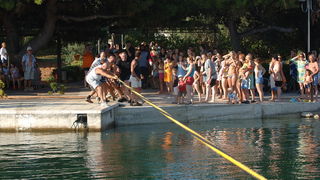 Zadar, 050809.
Danas je u mjestu Poljana na otoku Ugljanu odrzana festa, uz raznoliki program tu se i naslo vec tradicionalno potezanje konopa preko uvale, zanimljivo po tome jer sudjeluje vise stotina ljudi a natjecu se dvije strane mjesta svi domaci i g Zadar, 050809.
Danas je u mjestu Poljana na otoku Ugljanu odrzana festa, uz raznoliki program tu se i naslo vec tradicionalno potezanje konopa preko uvale, zanimljivo po tome jer sudjeluje vise stotina ljudi a natjecu se dvije strane mjesta svi domaci i g