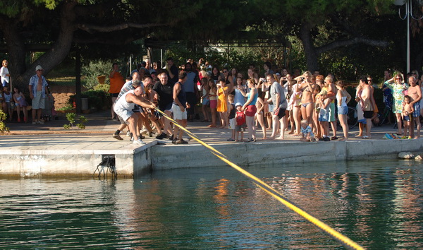 Zadar, 050809.
Danas je u mjestu Poljana na otoku Ugljanu odrzana festa, uz raznoliki program tu se i naslo vec tradicionalno potezanje konopa preko uvale, zanimljivo po tome jer sudjeluje vise stotina ljudi a natjecu se dvije strane mjesta svi domaci i g Zadar, 050809.
Danas je u mjestu Poljana na otoku Ugljanu odrzana festa, uz raznoliki program tu se i naslo vec tradicionalno potezanje konopa preko uvale, zanimljivo po tome jer sudjeluje vise stotina ljudi a natjecu se dvije strane mjesta svi domaci i g
