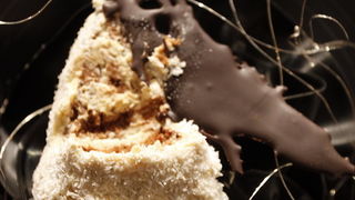 Pula, 281211.
U galeriji Makina otvorena je izlozba jestivih slastica povodom skorog otvorenja butika slastica “Skatulica by Stare Uzance” vlasnika Sandra Francula i Sanje Rakic Francula. Izlozene kolace posjetitelji su mogli kusati pa je sama izlozba nak