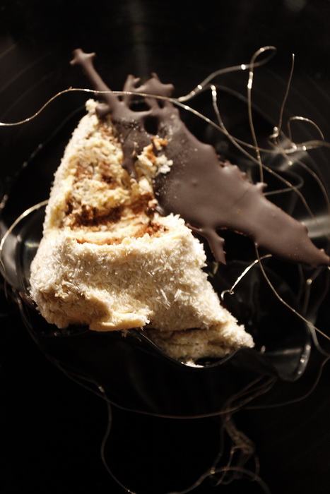 Pula, 281211.
U galeriji Makina otvorena je izlozba jestivih slastica povodom skorog otvorenja butika slastica “Skatulica by Stare Uzance” vlasnika Sandra Francula i Sanje Rakic Francula. Izlozene kolace posjetitelji su mogli kusati pa je sama izlozba nak