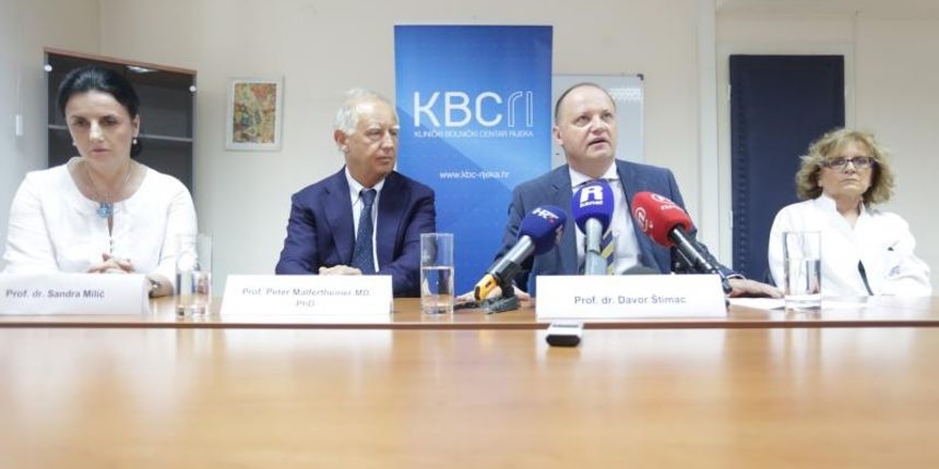Konferencija za medije povodom jos jednog znacajnog zahvata u KBC-u Rijeka. Transplantacija fekalne mikrobiote koju su rijecki gastroenterolozi izveli po prvi put u Hrvatskoj. Peter Malfertheiner, Davor Stimac. Konferencija za medije povodom jos jednog znacajnog zahvata u KBC-u Rijeka. Transplantacija fekalne mikrobiote koju su rijecki gastroenterolozi izveli po prvi put u Hrvatskoj. Peter Malfertheiner, Davor Stimac.