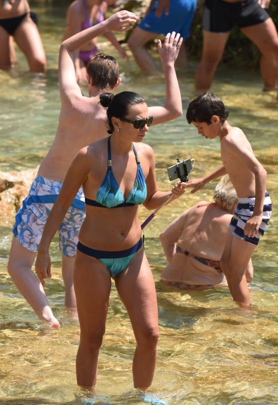 Paklene vrucine i visoke temperature natjerali su domace i strane goste da osvjzenje potraze u NP Krka. Photo: Hrvoje Jelavic/PIXSELL
