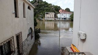 Obrovac: Poplava se polako povlači, stanovnici spašavaju stvari iz domova