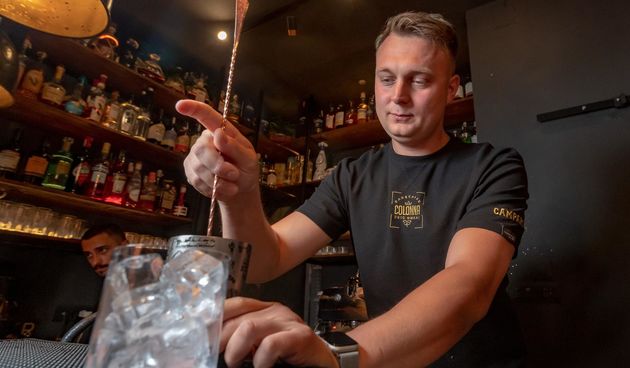 Moreno Marko Sambolić, izrađuje koktel od viskija starog 30 godina