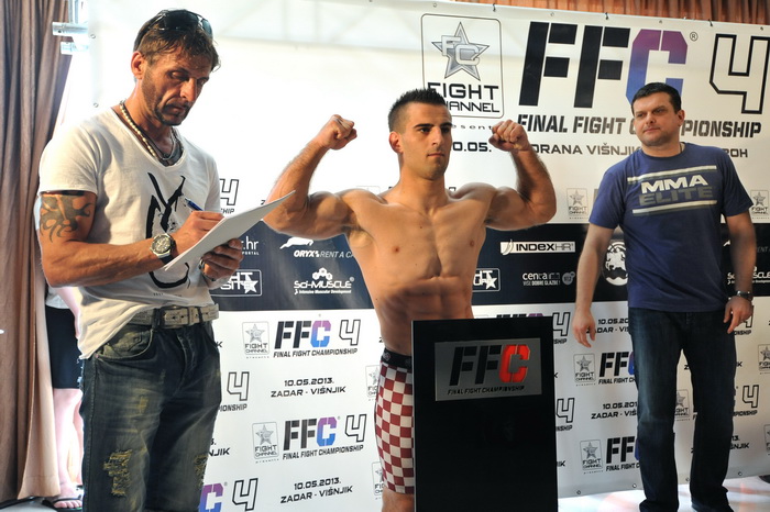 Zadar, 090513.
Sluzbeno vaganje sudionika za borilacki spektakl FFC 04 koji se sutra odrzava u dvorani na Visnjiku.
Foto: Luka Gerlanc / CROPIX Zadar, 090513.
Sluzbeno vaganje sudionika za borilacki spektakl FFC 04 koji se sutra odrzava u dvorani na Visnjiku.
Foto: Luka Gerlanc / CROPIX