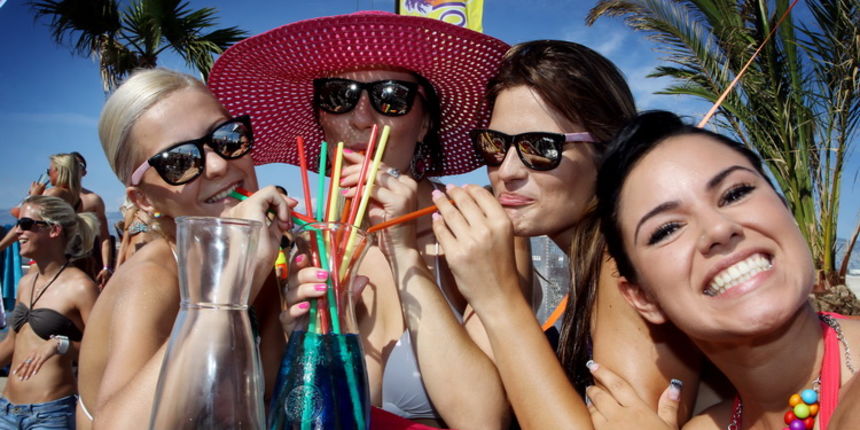 Novalj, Zrce, 250711.
After Bech Party u Papayi na Zrcu cesto su raj za muske oci Novalj, Zrce, 250711.
After Bech Party u Papayi na Zrcu cesto su raj za muske oci