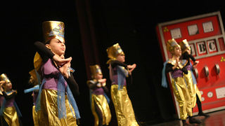 “Karnevalski vremeplov” plesne udruge “Gesta” (foto:Saša Čuka) “Karnevalski vremeplov” plesne udruge “Gesta” (foto:Saša Čuka)