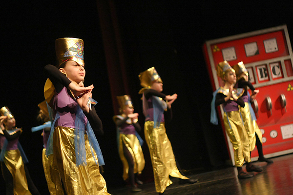 “Karnevalski vremeplov” plesne udruge “Gesta” (foto:Saša Čuka) “Karnevalski vremeplov” plesne udruge “Gesta” (foto:Saša Čuka)