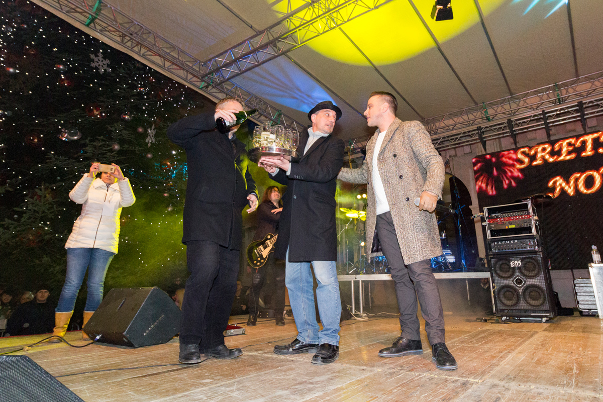 Doček 2017: Najluđa noć na zadarskom Poluotoku privukla više tisuća Zadrana i gostiju Doček 2017: Najluđa noć na zadarskom Poluotoku privukla više tisuća Zadrana i gostiju