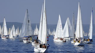 Split, 240911.
Na 80.Mrduja jubilarnoj regati izislo 242 plovila u borbu za veliki trofej. Na startu vjetar nije bio naklonjen jedrilicarima pa su mnogi satima plutali u bonaci.
Na slici: regata.
Foto: Jadran Babic / Cropix