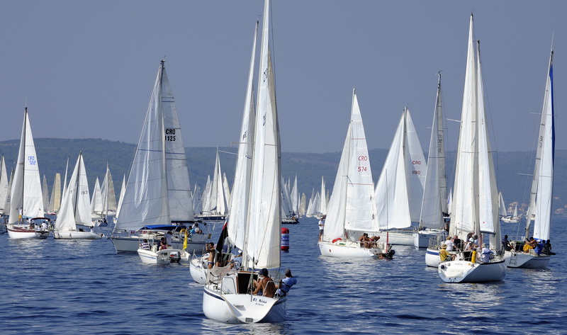 Split, 240911.
Na 80.Mrduja jubilarnoj regati izislo 242 plovila u borbu za veliki trofej. Na startu vjetar nije bio naklonjen jedrilicarima pa su mnogi satima plutali u bonaci.
Na slici: regata.
Foto: Jadran Babic / Cropix