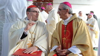 Zadar, 080510.
Zadar je domacin Susreta katolicke mladezi 2010. 
Susret ce trajati dva dana a u njemu ce sudjelovati preko 30.000 mladih iz Hrvatske i svijeta. 
Na fotografiji: Kardinal Josip Bozanic i zadarski biskup Zelimir Puljic.
Foto: Andrija Lucic /