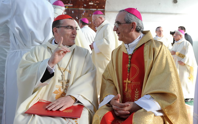 Zadar, 080510.
Zadar je domacin Susreta katolicke mladezi 2010. 
Susret ce trajati dva dana a u njemu ce sudjelovati preko 30.000 mladih iz Hrvatske i svijeta. 
Na fotografiji: Kardinal Josip Bozanic i zadarski biskup Zelimir Puljic.
Foto: Andrija Lucic /