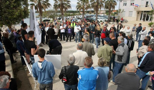 Ispred zgrade Općine Vir održan je prosvjed mještana i udruge Vir bez podjela na kojem su okupljeni izrazili svoje nezadovoljstvo politikom aktualne vlasti.  Photo: Dino Stanin/PIXSELL