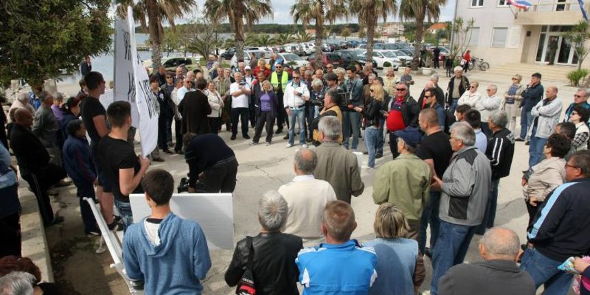 Ispred zgrade Općine Vir održan je prosvjed mještana i udruge Vir bez podjela na kojem su okupljeni izrazili svoje nezadovoljstvo politikom aktualne vlasti. Photo: Dino Stanin/PIXSELL Ispred zgrade Općine Vir održan je prosvjed mještana i udruge Vir bez podjela na kojem su okupljeni izrazili svoje nezadovoljstvo politikom aktualne vlasti. Photo: Dino Stanin/PIXSELL