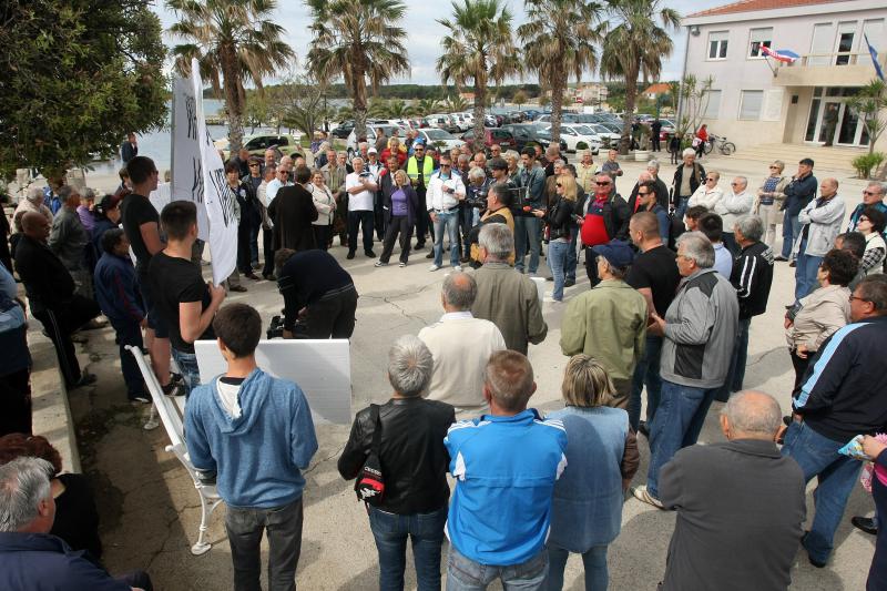 Ispred zgrade Općine Vir održan je prosvjed mještana i udruge Vir bez podjela na kojem su okupljeni izrazili svoje nezadovoljstvo politikom aktualne vlasti.  Photo: Dino Stanin/PIXSELL