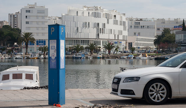 Zadar: Rasvjetni stup završio u moru, foto: Leo Banic