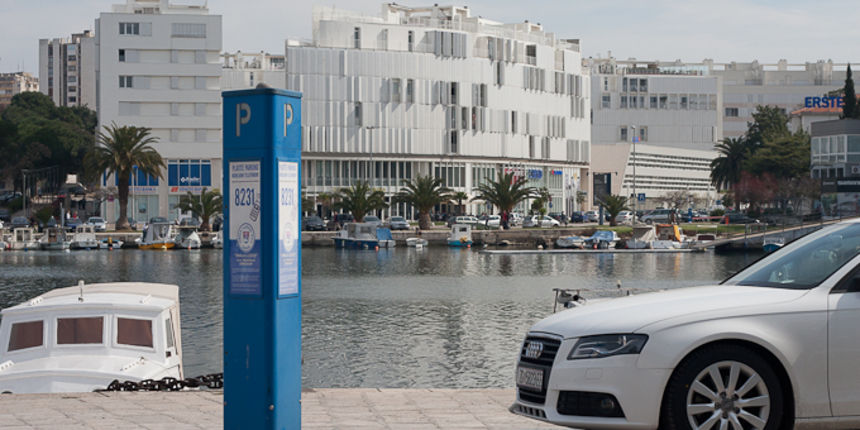 Zadar: Rasvjetni stup završio u moru, foto: Leo Banic Zadar: Rasvjetni stup završio u moru, foto: Leo Banic