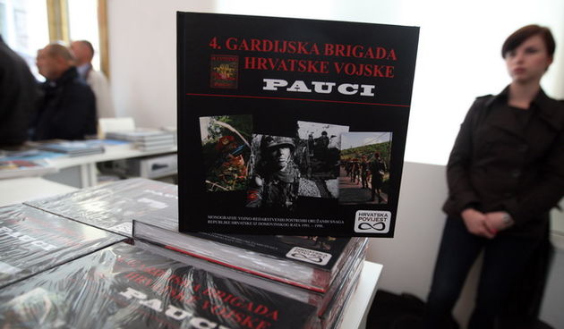 Zadar, 220413.   
Gradska loza, Narodni trg. 
Veceras je predstavljena monografija 4. Gardijske brigade.
Na fotografiji: monografija.
Foto: Jure Miskovic / CROPIX