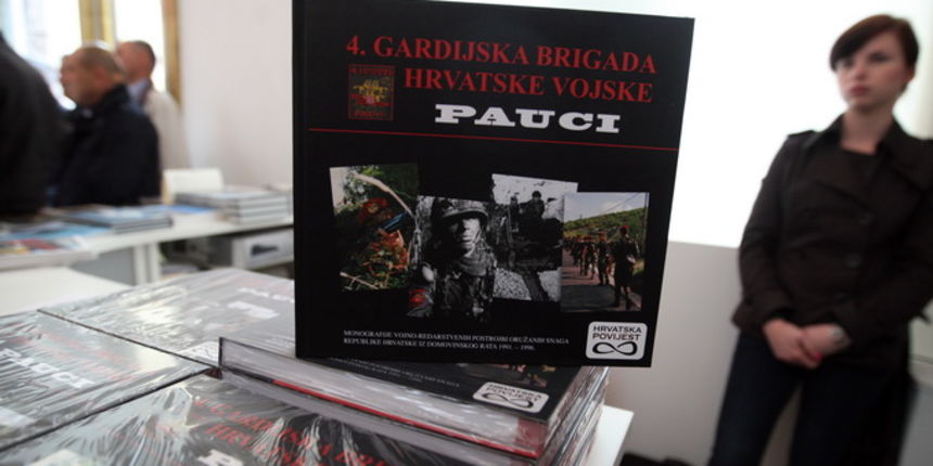 Zadar, 220413.
Gradska loza, Narodni trg.
Veceras je predstavljena monografija 4. Gardijske brigade.
Na fotografiji: monografija.
Foto: Jure Miskovic / CROPIX Zadar, 220413.
Gradska loza, Narodni trg.
Veceras je predstavljena monografija 4. Gardijske brigade.
Na fotografiji: monografija.
Foto: Jure Miskovic / CROPIX