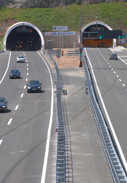 Zadar, 300509.
Danas je na odmoristu Marune odrzana svecanost otvaranja tunela Mala Kapela i Sv.Rok. Svecanosti su prisustvovali : Stipe Zrilic, Mario Lovricevic, Jurica Prskalo, Bozidar Kalmeta, Darko Milinovic, Zdravko Livakovic, Zvonimir Vrancic.
Foto: