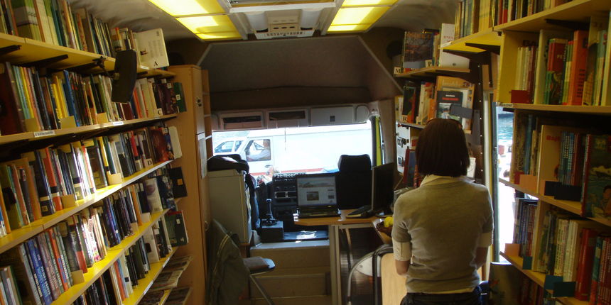 Bibliobus i knjige Bibliobus i knjige