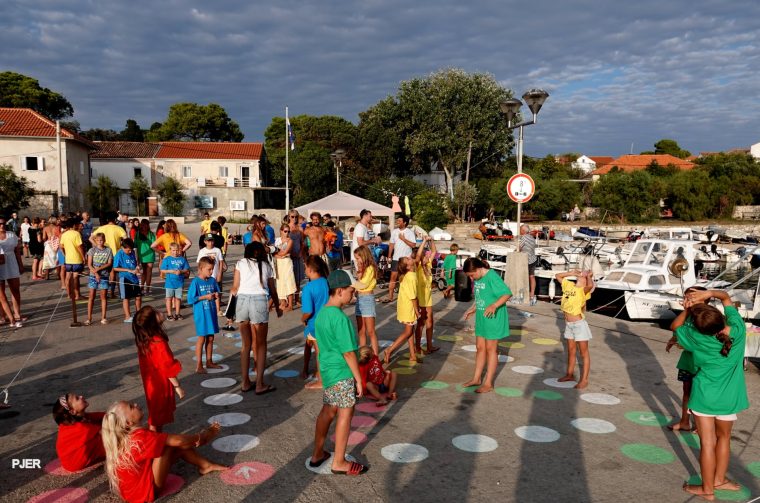 Genijalna ideja: Na Silbi igrali Čovječe, ne ljuti se – sa živim pijunima