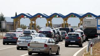 Zbog požara zatvorena autocesta A1 kod Pirovca: Neki vozači se okretali i vozili u suprotnom smjeru Zbog požara zatvorena autocesta A1 kod Pirovca: Neki vozači se okretali i vozili u suprotnom smjeru