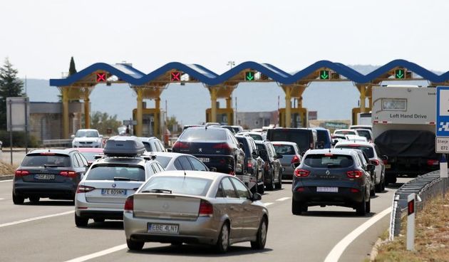 Zbog požara zatvorena autocesta A1 kod Pirovca: Neki vozači se okretali i vozili u suprotnom smjeru