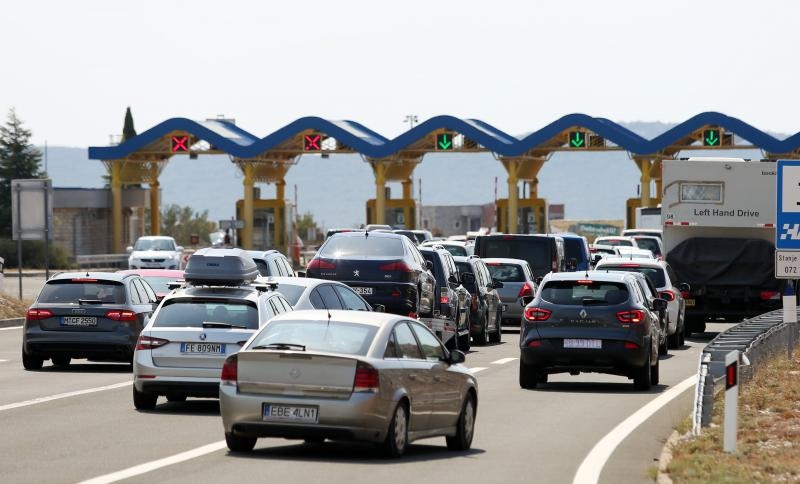 Zbog požara zatvorena autocesta A1 kod Pirovca: Neki vozači se okretali i vozili u suprotnom smjeru Zbog požara zatvorena autocesta A1 kod Pirovca: Neki vozači se okretali i vozili u suprotnom smjeru
