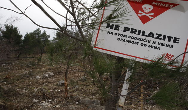 Posedarje, 210211.
Ante Pevalovic  iz Posedarja koji je HCR prozvao da po cetvrti put razminiraju prostor na kojem nema mina jucer se sucelio s vodecim ljudima iz HCR-a. Na njihove tvrdnje da su na tom podrucju pronasli mine Pevalovic je rekao da lazu. Hr