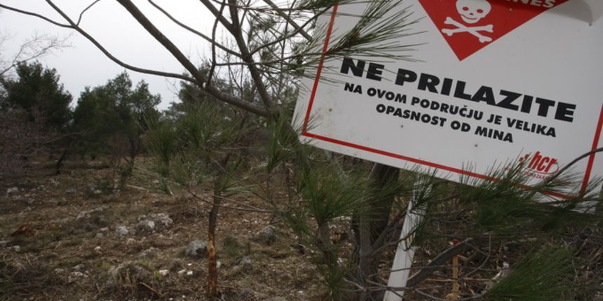Posedarje, 210211.
Ante Pevalovic iz Posedarja koji je HCR prozvao da po cetvrti put razminiraju prostor na kojem nema mina jucer se sucelio s vodecim ljudima iz HCR-a. Na njihove tvrdnje da su na tom podrucju pronasli mine Pevalovic je rekao da lazu. Hr Posedarje, 210211.
Ante Pevalovic iz Posedarja koji je HCR prozvao da po cetvrti put razminiraju prostor na kojem nema mina jucer se sucelio s vodecim ljudima iz HCR-a. Na njihove tvrdnje da su na tom podrucju pronasli mine Pevalovic je rekao da lazu. Hr