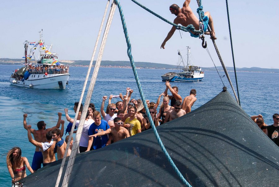 Tunuara 2016 – defile ribarica, spremanje brudeta, demonstracija ribarske vještine i koncert Zorica Kondža. Foto: TZ općine Kali/Adam Vidas Tunuara 2016 – defile ribarica, spremanje brudeta, demonstracija ribarske vještine i koncert Zorica Kondža. Foto: TZ općine Kali/Adam Vidas