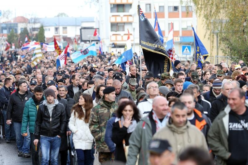 Vukovar – Dan sjecanja na zrtvu Vukovara 1991. – 2014. pod sloganom Vukovar – mjesto posebnog pijeteta. 23. je obljetnica stradavanja i zrtve Vukovara u Domovinskom ratu. Sudionici Kolone sjecanja prolaze ulicama grada do Memorijalnog groblja zrtava iz Do Vukovar – Dan sjecanja na zrtvu Vukovara 1991. – 2014. pod sloganom Vukovar – mjesto posebnog pijeteta. 23. je obljetnica stradavanja i zrtve Vukovara u Domovinskom ratu. Sudionici Kolone sjecanja prolaze ulicama grada do Memorijalnog groblja zrtava iz Do