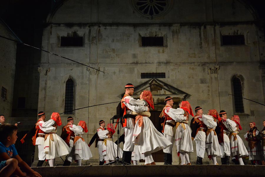 Nastup ansambla Lado ispred crkve sv. Marije ; foto Iva Perinčić Nastup ansambla Lado ispred crkve sv. Marije ; foto Iva Perinčić