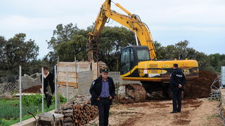 Vir, 060513.
Ministarstvo graditeljstva nastavilo je akciju uklanjanja bespravno sagradjenih objekata na otoku Viru. Danas su u uvali Srpljica rusena tri prizemna objekta i gusterna za vodu, a u narednim danima ce se ukloniti jos sest objekata.
Na fotogra