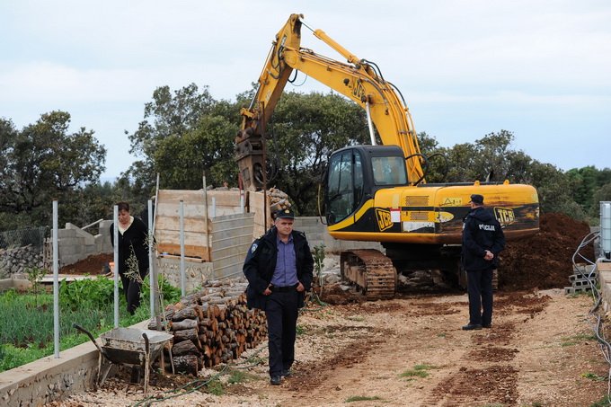 Vir, 060513.
Ministarstvo graditeljstva nastavilo je akciju uklanjanja bespravno sagradjenih objekata na otoku Viru. Danas su u uvali Srpljica rusena tri prizemna objekta i gusterna za vodu, a u narednim danima ce se ukloniti jos sest objekata.
Na fotogra