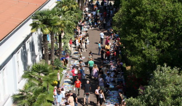 Razmjena udzbenika ispred Gradske knjiznice Zadar