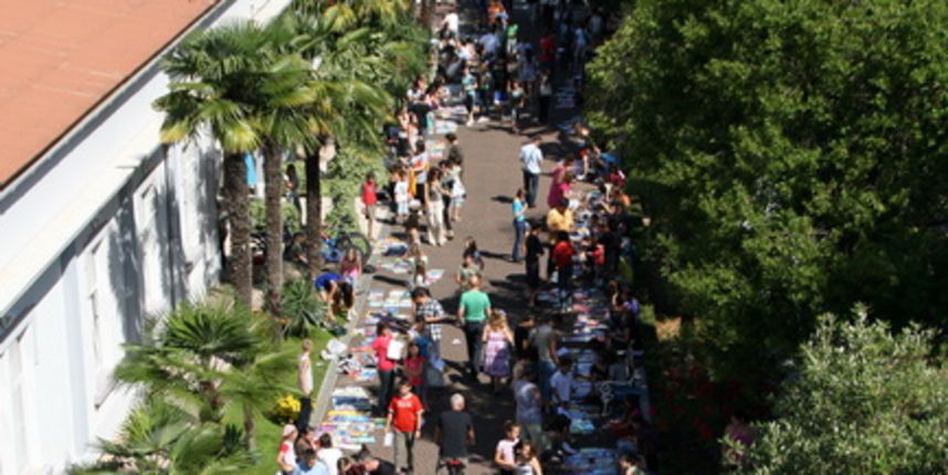 Razmjena udzbenika ispred Gradske knjiznice Zadar Razmjena udzbenika ispred Gradske knjiznice Zadar