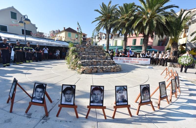 Vodice: Mimohodom vatrogasaca započelo obilježavanje 9. obljetnice kornatske tragedije. Photo: Hrvoje Jelavić/PIXSELL Vodice: Mimohodom vatrogasaca započelo obilježavanje 9. obljetnice kornatske tragedije. Photo: Hrvoje Jelavić/PIXSELL