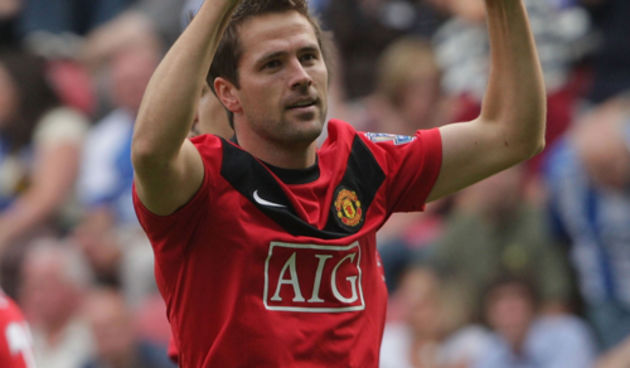 WIGAN, ENGLAND – AUGUST 22: Michael Owen of Manchester United celebrates scoring their fourth goal during the FA Barclays Premier League match between Wigan Athletic and Manchester United at DW Stadium on August 22 2009 in Wigan, England. (Photo by John P