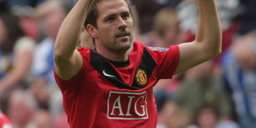 WIGAN, ENGLAND – AUGUST 22: Michael Owen of Manchester United celebrates scoring their fourth goal during the FA Barclays Premier League match between Wigan Athletic and Manchester United at DW Stadium on August 22 2009 in Wigan, England. (Photo by John P WIGAN, ENGLAND – AUGUST 22: Michael Owen of Manchester United celebrates scoring their fourth goal during the FA Barclays Premier League match between Wigan Athletic and Manchester United at DW Stadium on August 22 2009 in Wigan, England. (Photo by John P