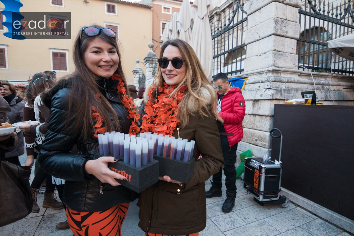 Zadarski karneval 2018: Povorka maškaranih skupina od Gradskih vrata preko Foruma do Narodnog trga Zadarski karneval 2018: Povorka maškaranih skupina od Gradskih vrata preko Foruma do Narodnog trga