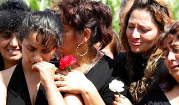 Romska obitelj oplakuje ubijenu Mariju Balogh (Foto: Tportal.hr)